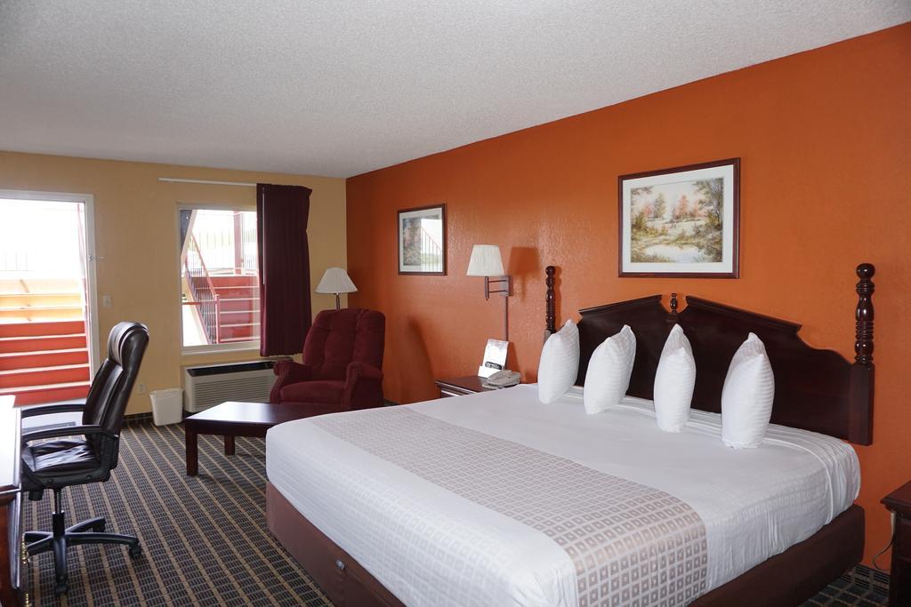 Star Plus Inn & Suites Selmer Екстериор снимка