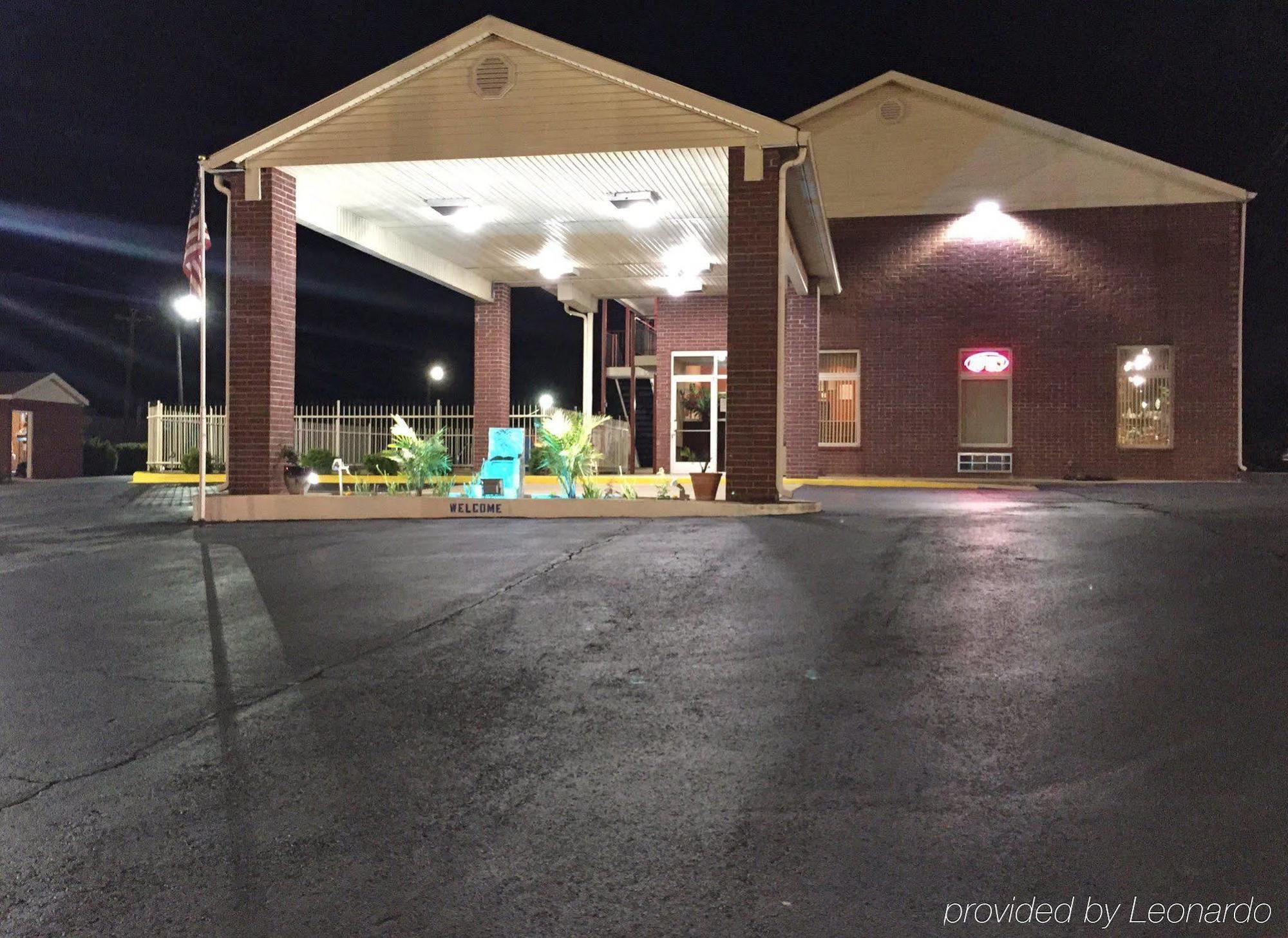 Star Plus Inn & Suites Selmer Екстериор снимка