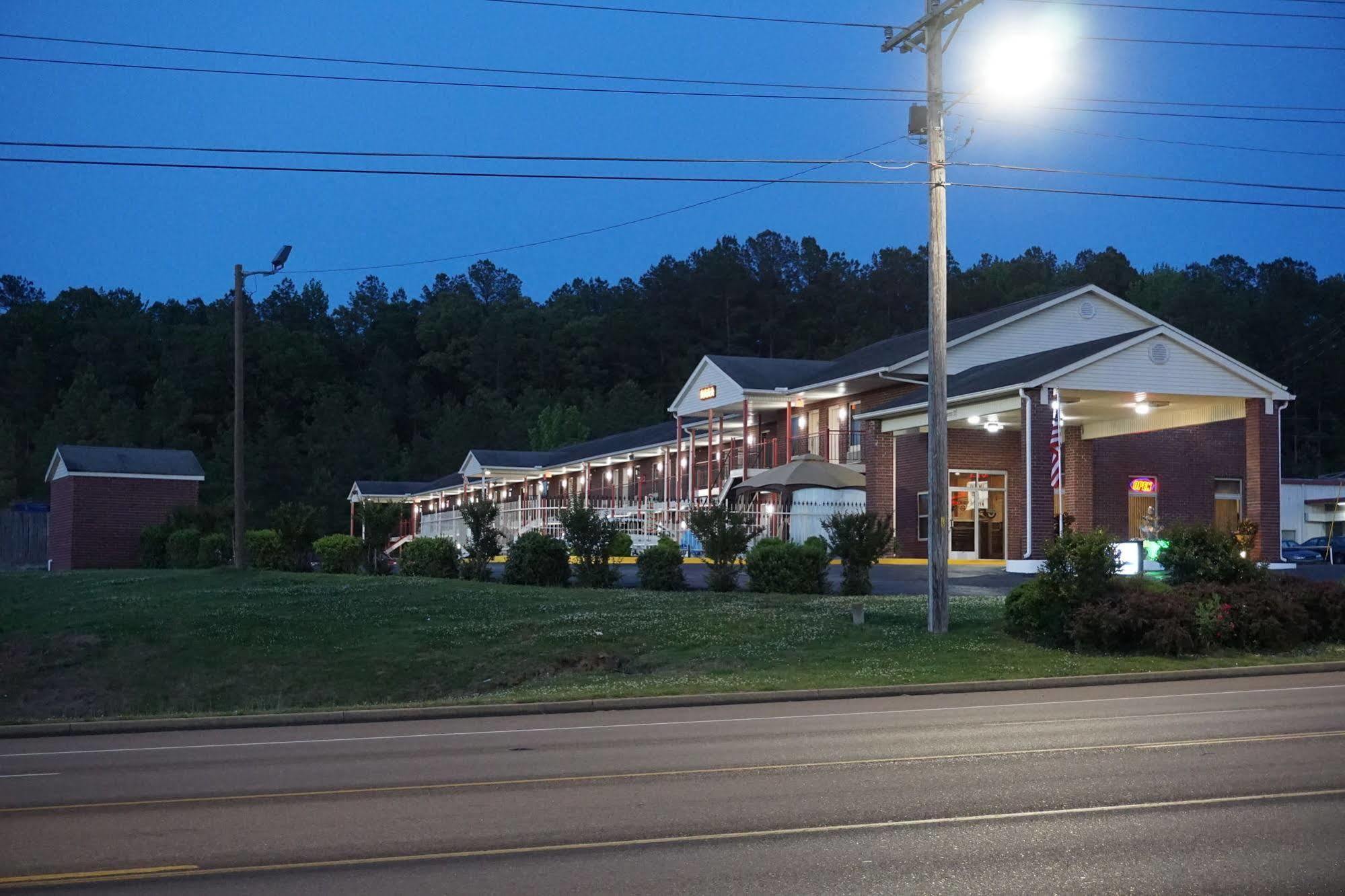 Star Plus Inn & Suites Selmer Екстериор снимка