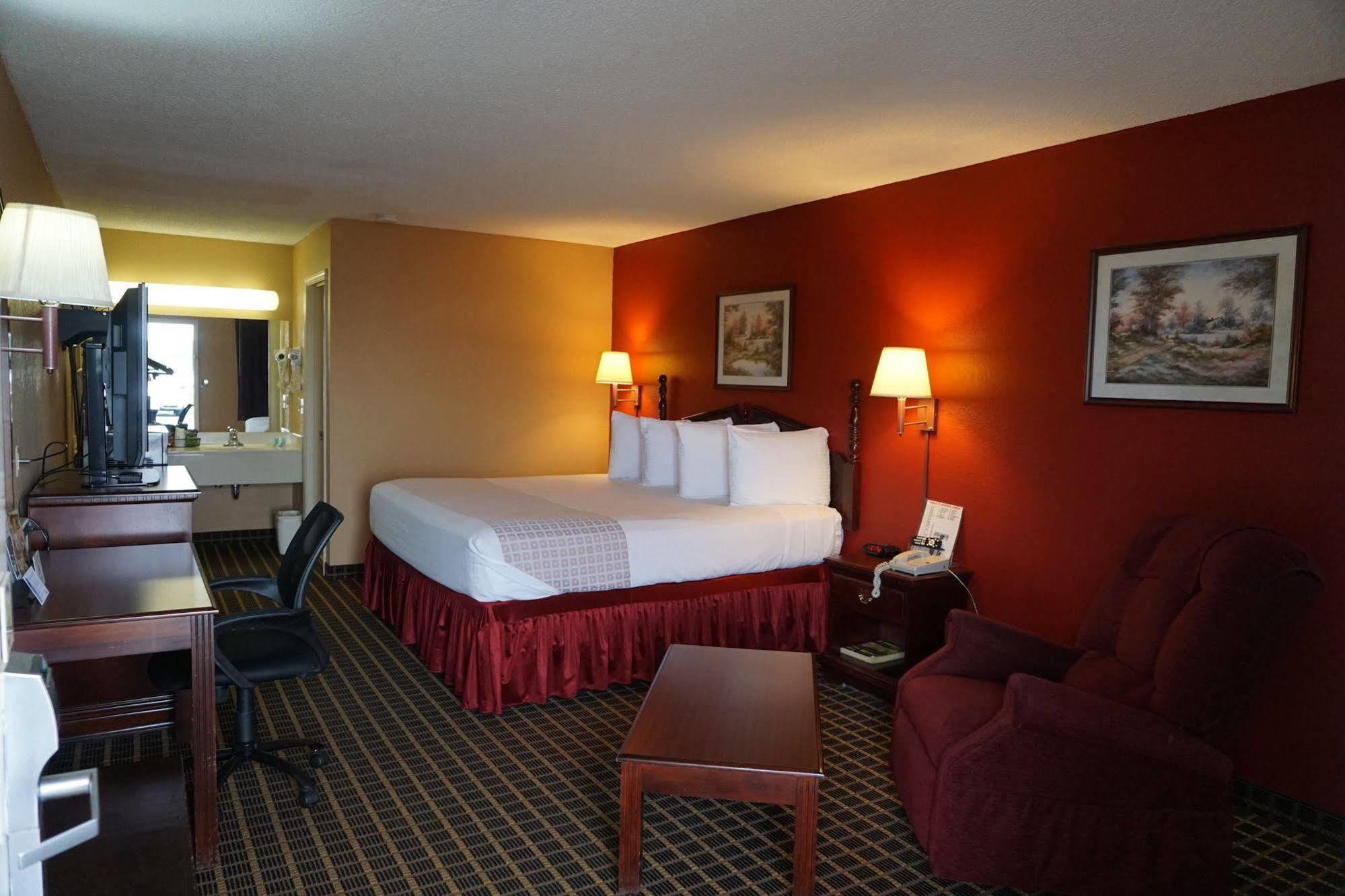 Star Plus Inn & Suites Selmer Екстериор снимка