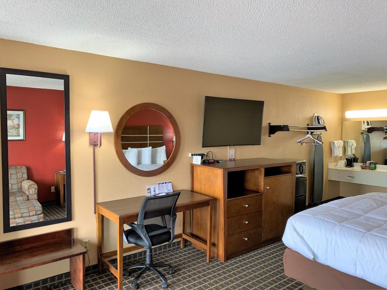 Star Plus Inn & Suites Selmer Екстериор снимка