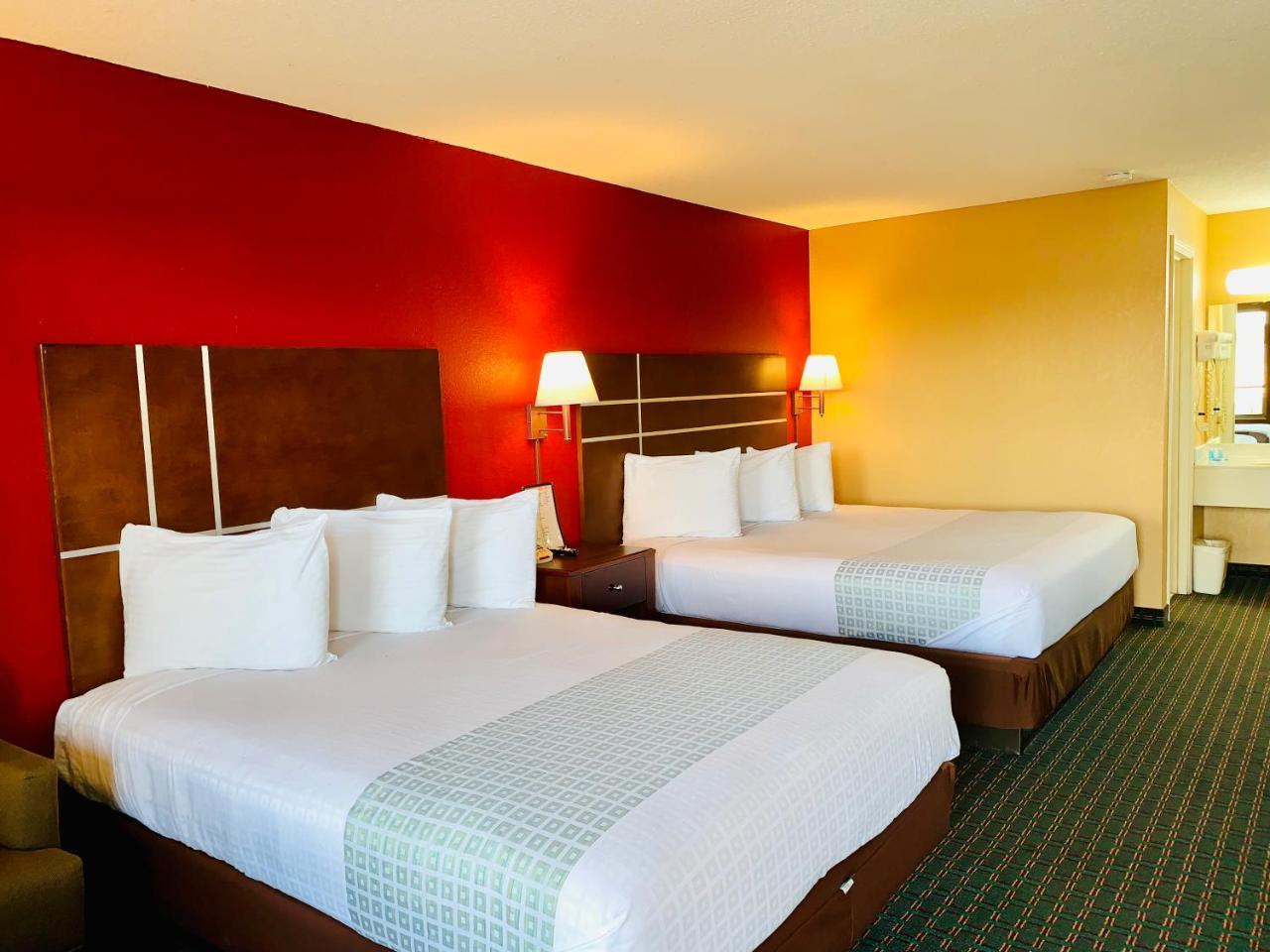 Star Plus Inn & Suites Selmer Екстериор снимка